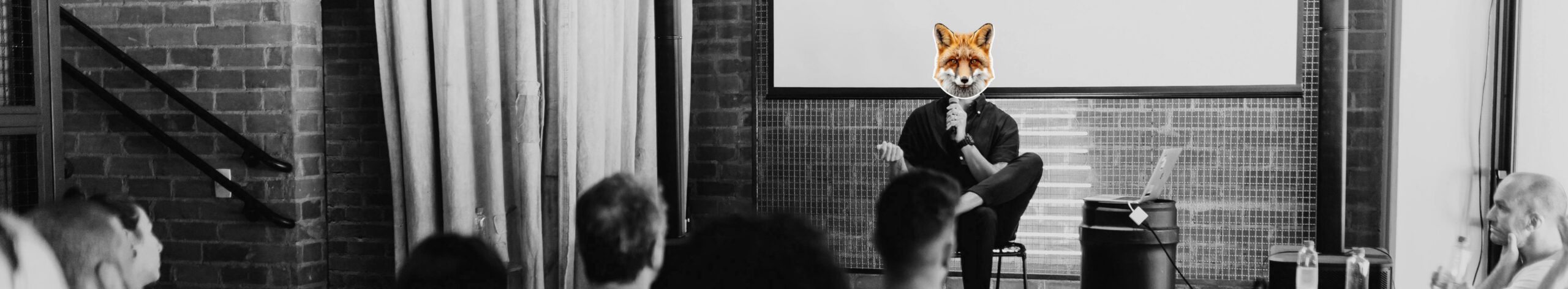 Équipe d’une agence de marketing digital en réunion stratégique